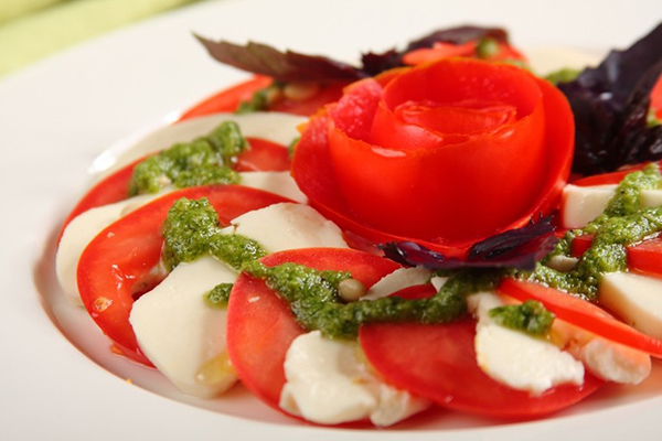 salatka_caprese_z_roza_z_pomidora.jpg