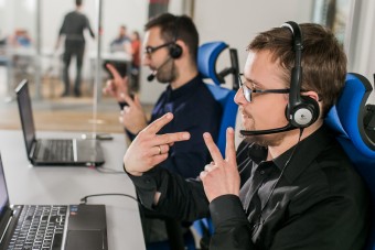 Carrefour wspiera głuchych i słabosłyszących i wprowadza tablety z tłumaczeniem języka migowego na żywo