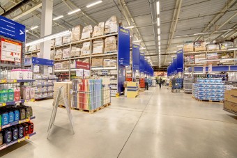 MAKRO inwestuje w hale