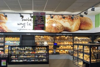 Stoisko piekarniczo-cukiernicze sieci Mila w Bydgoszczy
