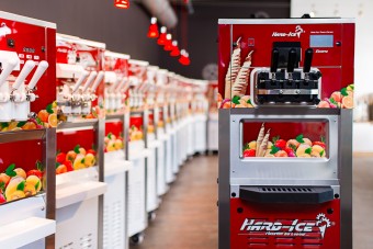 Niemal pół tysiąca porcji lodów w ciągu godziny. Nowa maszyna od Hard - Ice