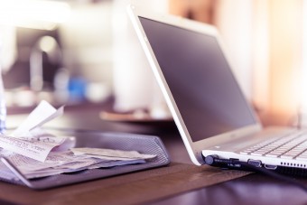 Autoryzacja umów i dokumentów przez internet usprawnia pracę polskich firm