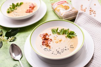 Zupa krem z ciecierzycy marki Halina z chipsami bekonowymi
