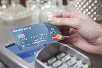 Badanie Mastercard: Polacy chcą płacić kartą
