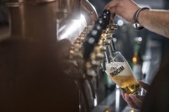 Piwo Okocim z nowym spotem i kreacją  „Tu się warzy z zasadami”