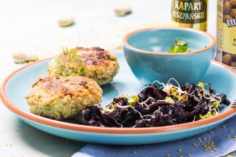 Kotleciki jaglane z bobem, pesto pietruszkowym  i orzechami pekan
