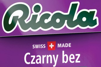 Ziołowe orzeźwienie z cukierkami marki Ricola o smaku czarnego bzu