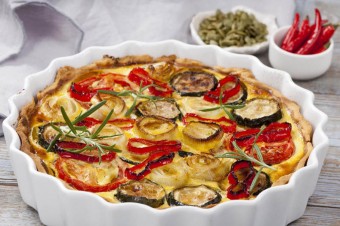 Zdrowy smak natury: Przepis na wytrawną tartę z warzywami i aromatyczną pastą dyniową