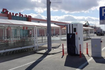 Centrum Handlowe Auchan Swadzim z ładowarką samochodów elektrycznych