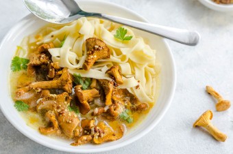 Sposób na jesienne chłody? Sięgnij po domową, rozgrzewającą zupę!