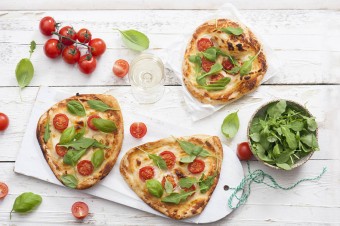 Pizza party nie tylko dla dorosłych! Domowe „koło ratunkowe” z serem kremowym Hochland