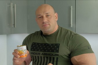 Hardkorowy Koksu w kampanii mas do ciast HELIO