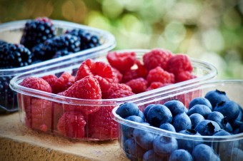 UOKiK sprawdził, ile na warzywach i owocach zarabiają producenci żywności, pośrednicy i sieci handlowe.