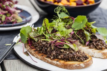 Sposób na kaszankę: smakowite grzanki z kaszanką, salsą z buraka i mango oraz sałatką mikro ziół