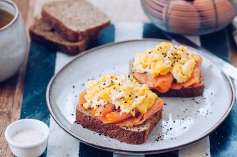  Superfoody dają moc – czarnuszka, sól himalajska, jagody acai na porannym talerzu