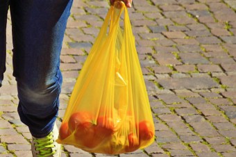 Resort środowiska rozszerza opłatę recyklingową na grubsze torby foliowe