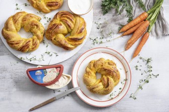 Przepis na mini wieńce marchewkowe z serem kremowym gouda