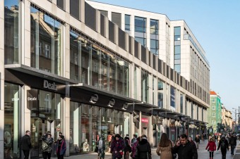 Starbucks otworzył kawiarnię w budynku Półwiejska 2 w Poznaniu 