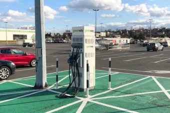 Centrum Handlowe Auchan Sosnowiec z ładowarką samochodów elektrycznych