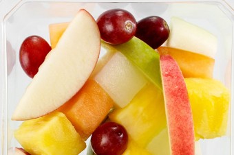 Ręcznie obierane i krojone owoce w ofercie MAKRO Polska