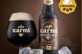 Karmi o smaku mrożonej kawy z kofeiną