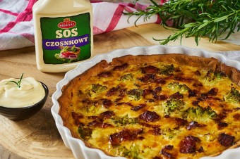Quiche z bekonem i brokułem w towarzystwie Sosu Czosnkowego Roleski