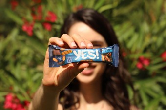 Nestlé startuje z marką YES! Nowe batony wyróżnia prosty skład, a także innowacyjne opakowanie z papieru nadającego się do recyklingu 