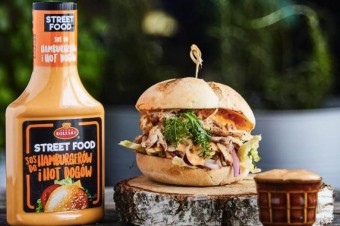 Domowe burgery z soczystym, szarpanym kurczakiem bbq