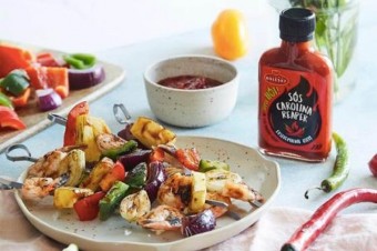 Grillowane szaszłyki z krewetkami, warzywami i ananasem z dodatkiem sosu Carolina Reaper od Roleski