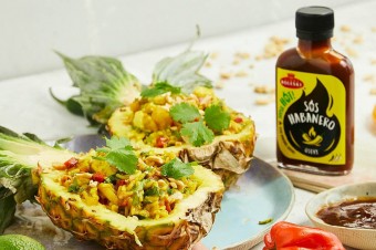 Ananas faszerowany pikantnym ryżem z sosem Habanero Roleski