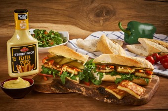Bagietka z serem halloumi z sosem do frytek curry od Roleski