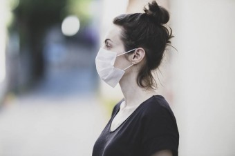 Koronawirus wywołuje u Polaków niepewność. Co trzeci spodziewa się nasilenia pandemii albo obawia o swoje dochody