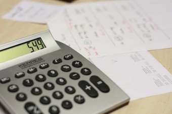 Polacy odkładają na później duże zakupy i mniej chętnie sięgają po pożyczki i kredyty