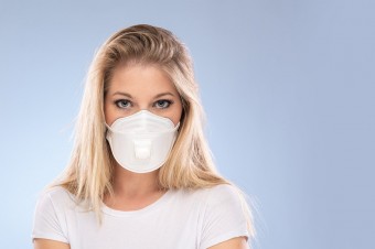 Pracodawca może zwolnić pracowników z obowiązku noszenia maseczki w biurze