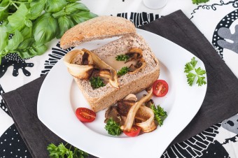 Świąteczne przepisy Sertop. Krem serowo-grzybowy w chlebie z chipsami pietruszkowymi