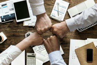 Jak menedżerowie motywują swoich pracowników w erze pracy online?