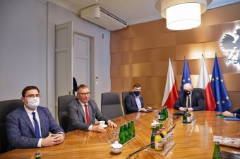 Przedsiębiorcy pominięci w tarczach upominają się o wsparcie. Pomaga im Rzecznik MŚP