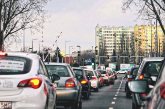 Blisko 330 warszawskich skrzyżowań automatycznie wykrywa pieszych. Radary i inteligentne czujniki zwiększają bezpieczeństwo i płynność ruchu