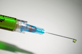 Polacy najbardziej ufają szczepionce Pfizera. Głównie są to seniorzy i osoby z dużych miast
