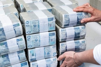 Blisko 74% Polaków wycofa pieniądze z banków w przypadku zastosowania ujemnego oprocentowania