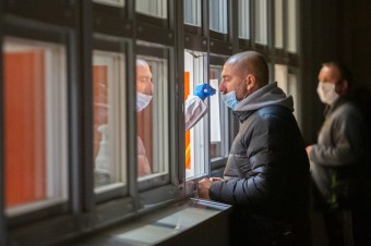 Polacy w dużej części chcą się testować, ale obawiają się kwarantanny