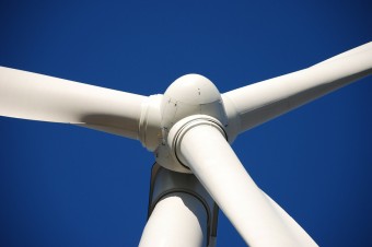 Złagodzenie przepisów o budowie wiatraków na lądzie pozwoli na obniżenie cen energii. Będą mogły one powstawać bliżej zabudowań