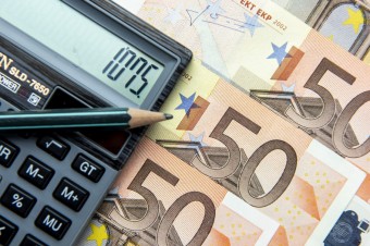 Prawie co drugi Polak uważa, że nie powinniśmy przyjmować euro  