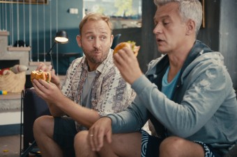 Borys Szyc i Michał Żebrowski w pojedynku na szable w nowym spocie burgerów Maestro z McDonald’s®