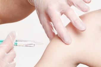 70 proc. dorosłych mieszkańców UE w pełni zaszczepionych