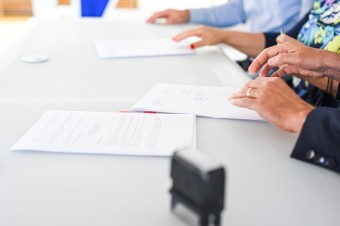 Polacy są coraz bardziej odpowiedzialni w zarządzaniu pieniędzmi. 40 proc. nadal jednak nie czyta umów