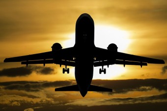 Lotnicze przewozy cargo popularniejsze niż przed pandemią. Przyczyniają się do tego transporty medyczne i rozwój e-handlu