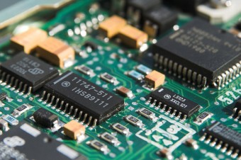 Pandemia zachwiała łańcuchami dostaw podzespołów elektronicznych. W efekcie zwiększony popyt odczuli polscy producenci