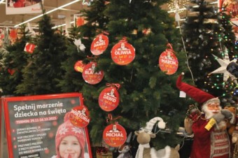 Choinki charytatywne Auchan. Sieć angażuje się w działania na rzecz potrzebujących dzieci i młodzieży
