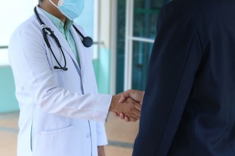 Pandemia nasiliła problemy zdrowotne i absencje wśród pracowników